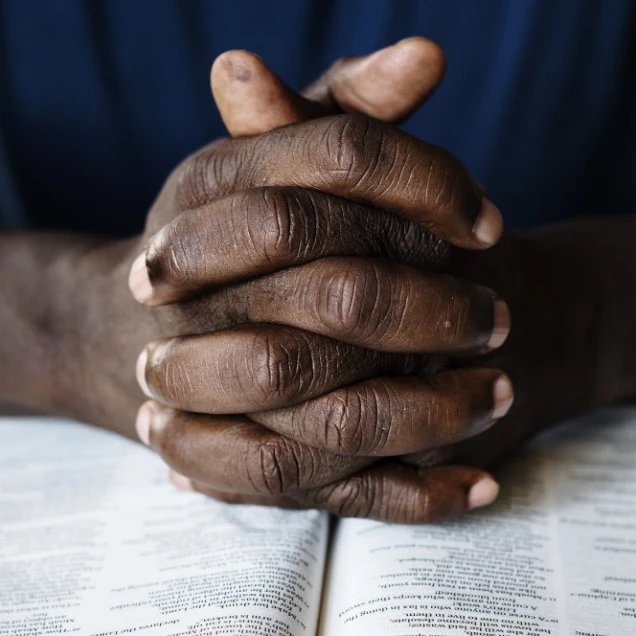Mãos em oracão